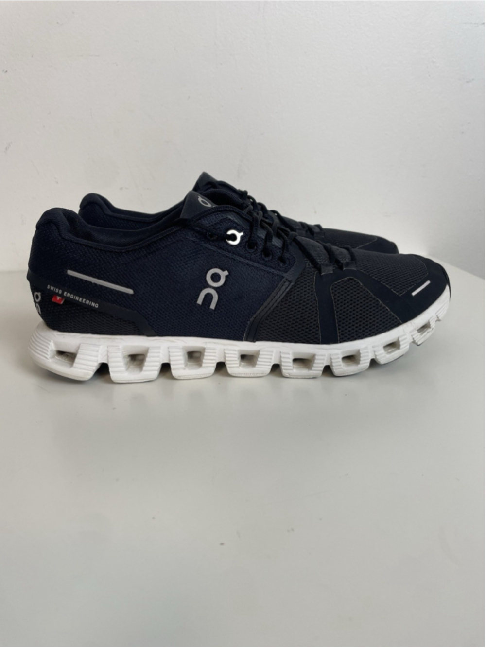 On Cloud 5 Athletic Running Walking Shoes Sneakers Womens Size 9 Black White